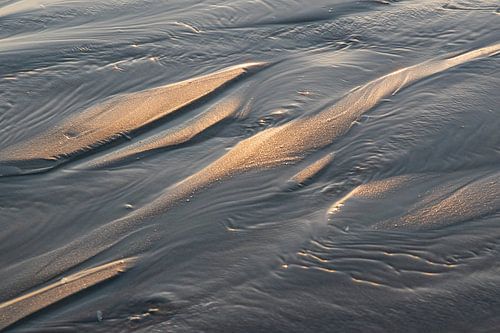 Abstract zen zand patroon op het strand. Neutrale aardetinten natuurfotografie