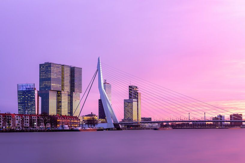 Sonnenuntergang Erasmusbrücke von den Boompjes in Rotterdam von Annette Roijaards
