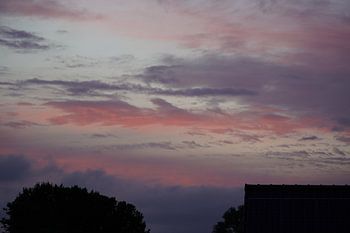 Nuages de flammes au coucher du soleil
