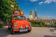 Rode oldtimer retro auto in Zagreb, Kroatië van Rick van Geel thumbnail