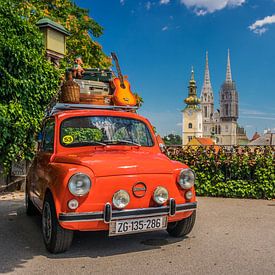Rode oldtimer retro auto in Zagreb, Kroatië van Rick van Geel