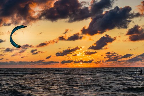 Surfen in een zonsondergang op een strand landschapsfotografie