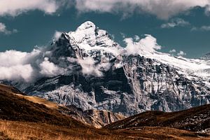 Wetterhorn in den Wolken. Berg in Grindelwald, Schweiz