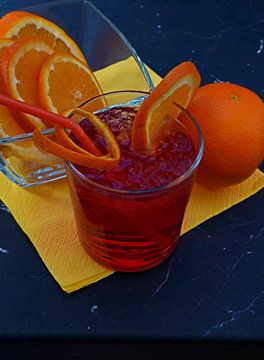 Rode maan ontmoet gin en sinaasappel.