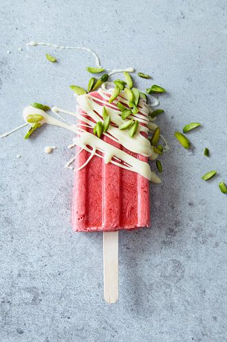 SF12530743 Aardbeien ijsje op een stokje met witte chocola en pistache nootjes