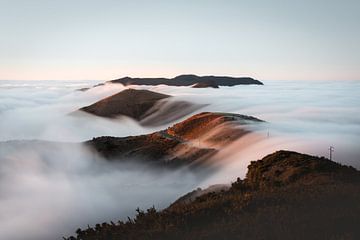 Een oceaan van wolken over de bergen op Madeira van Patrick van Os