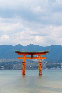 La porte de Torii dans la mer au Japon sur Mickéle Godderis