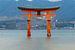Torii-Tor im Meer in Japan von Mickéle Godderis
