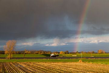 Regenboog boven de Maas bij Waalwijk met schip van Jani Moerlands