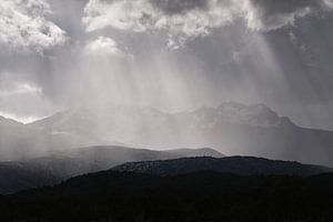 Sonnenstrahlen durch aufbrechende Wolken in Patagonien