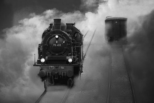 Une vieille locomotive à vapeur sort du brouillard nuageux