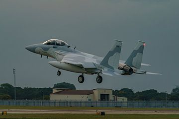 Atterrissage du Boeing F-15QA Eagle destiné au Qatar. sur Jaap van den Berg