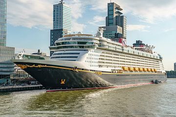 Le bateau de croisière Disney Dream à Rotterdam. sur Jaap van den Berg