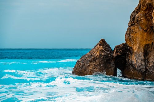 Rotsen in azuurblauw water