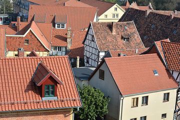 Uitzicht op de daken van de historische oude binnenstad van Quedlinburg