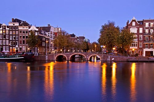 Amsterdam bij avond aan de Amstel in Nederland