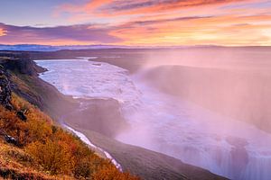 Zonsopkomst bij de waterval Gullfoss in IJsland van Ellen van den Doel