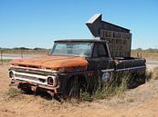 Roestige pickup truck als wegwijzer naar muzikale stad in Texas van Atelier Liesjes thumbnail