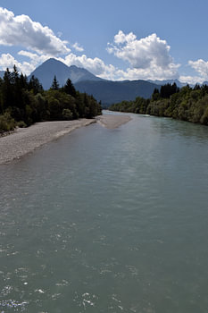 Pflach, Reutte, Lech au Tyrol / Autriche.  Images de la Lechauen, la rivière Lech en été.