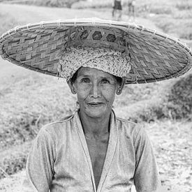 Portret van een rijstplukster in Indonesie van Hans Vos Fotografie