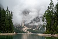 Lago di Braies in de wolken
