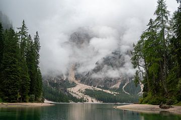 Lago di Braies in de wolken van Jorick van Gorp