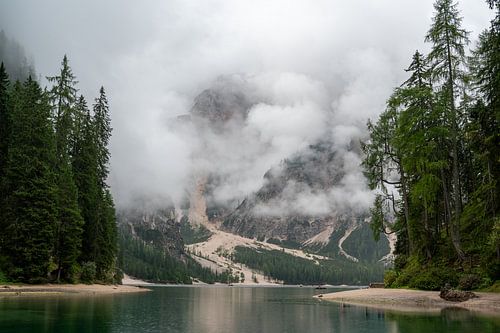 Le lac de Braies dans les nuages sur Jorick van Gorp