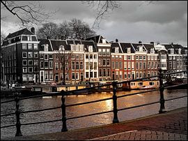 Amsterdam, zonnestraal op een sombere Amstel von Robert-Jan van Lotringen