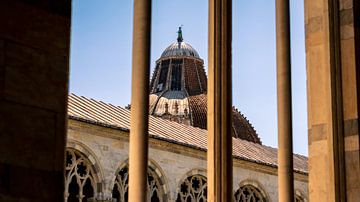 Ein Tor zur Vergangenheit: Die Kuppel des Baptisteriums in Pisa von Camposanto von AVP Stock