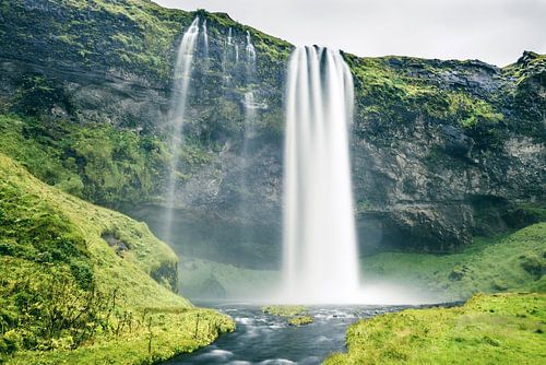 Seljalandsfoss waterval in IJsland op een bewolkte en stormachtige dag.