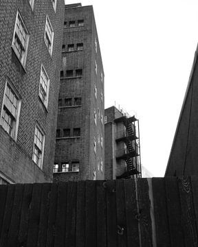 Immeuble d'appartements dans la banlieue de Londres (noir et blanc) sur Deborah Blanc