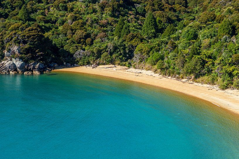 Azuur blauw strand van Joost Potma