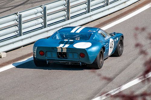 Ford GT40 klassieke raceauto verlaat de pitstraat