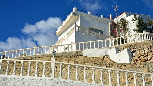 Luxe witte villa op een heuvel met een wit stenen hekwerk aan de Costa Blanca