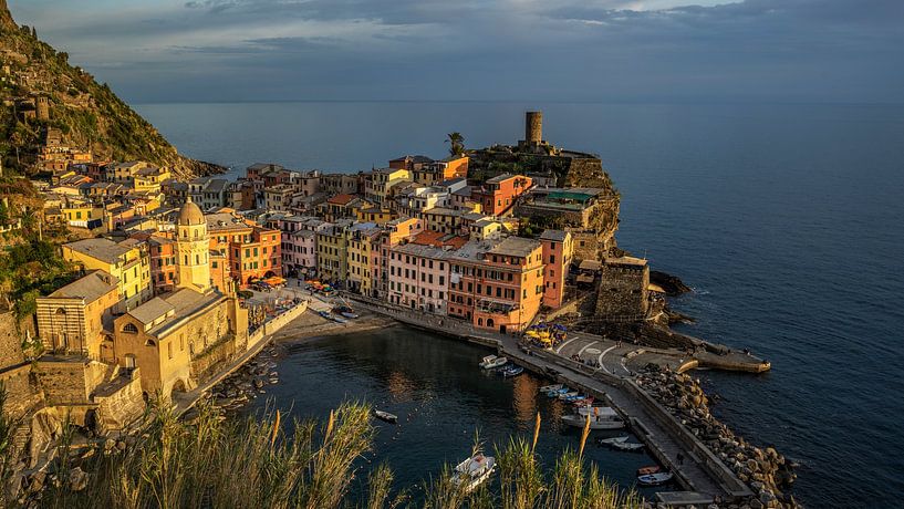 Between Sun and Sea - Vernazza by Teun Ruijters
