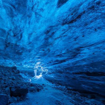 Une grotte de glace bleue sous le glacier Vatnajökull.