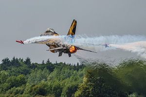L'équipe belge de démonstration de F-16 avec le X-Tiger.