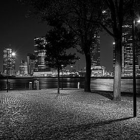 Parkkade de Rotterdam en noir et blanc la nuit sur Eisseec Design