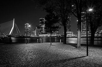 Parkkade de Rotterdam en noir et blanc la nuit