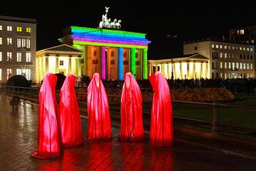Vijf rode beelden voor de verlichte Brandenburger Tor van Frank Herrmann