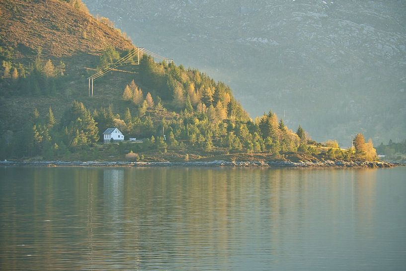 Fjord in Noorwegen bij zonsondergang van Martin Köbsch