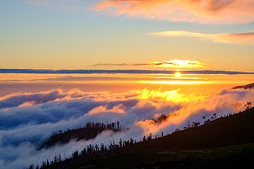 Wolken boven de bergen bij Rabaçal op het eiland Madeira tijdens zonsondergang van Sjoerd van der Wal Fotografie