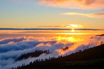 Wolken boven de bergen bij Rabaçal op het eiland Madeira tijdens zonsondergang