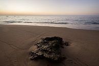 Zonsondergang op strand met steen van Marijn Goud thumbnail