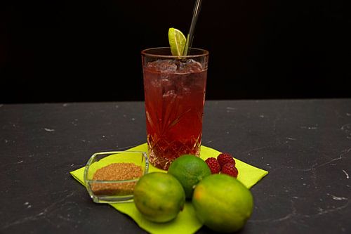 framboos ontmoet rum cocktail in een glas