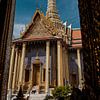 Vue magnifique d'un temple coloré dans le complexe du temple Wat Phra Kaew, Grand Palais sur Jeroen Langeveld, MrLangeveldPhoto