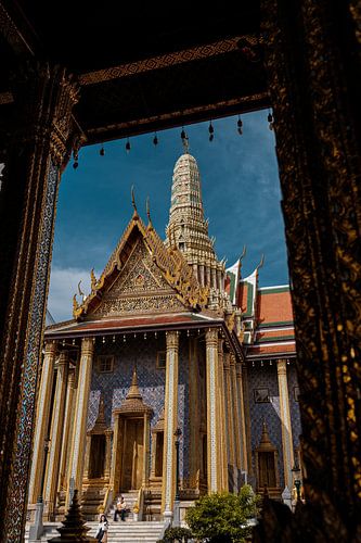 Prachtig doorkijkje op kleurrijke tempel in het Wat Phra Kaew tempel complex, Grand Palace