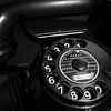 Téléphone rétro ancien en bakélite avec cadran rotatif, noir et blanc - téléphonie analogique sur Christa Stroo photography