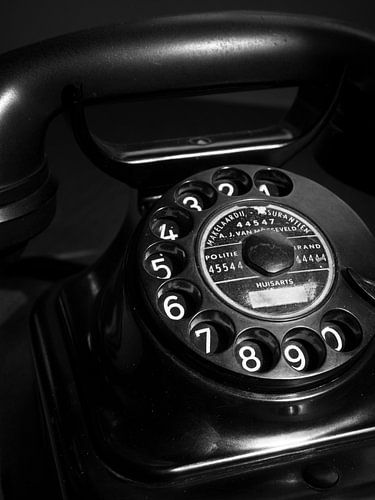 Retro-Telefon aus Bakelit mit Wählscheibe in Schwarz-Weiß – analoge Telefonie von Christa Stroo photography