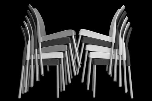 Gestapelde stoelen